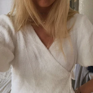 As härlig kofta❤️ - Så fin omlott kofta i fluffigt tyg, så mysig och perfekt till våren❤️❤️original pris 300🥰