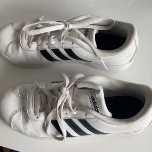 Adidas Skor  - Ett par Adidasskor i strl 35, LITE skitiga och har inte orkat tvätta dem, cirka tre år gamla. Går och tvätta enkelt men har då inte gjort det. Är ganska normal i storlek. Orginalpris 500kr men säljer för 180kr. 