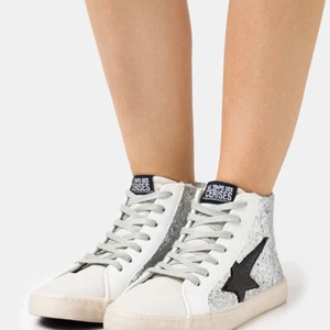 Snygga höga sneakers🤍🖤 - Säljer dessa snygga höga sneakers från zalando! Säljer pga de var för små så köpte i en större storlek. Annars så snygga, aldrig använt. De ligger i sin paketering! 🙌🏽🤍 