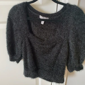 Fluffig topp  - Väldigt skön och fin topp med ”hårigt” material, knappt använd.