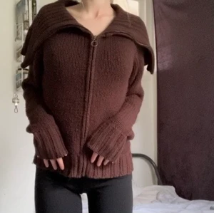 brun kofta - Chokladbrun mysig stickad kofta med stor krage från märket Milla. Storleken är som en M/L ungefär, sitter löst och mysigt på. Köpt secondhand, men i mycket bra skick. Frågor välkomnas, fler bilder kan skickas privat!❤️