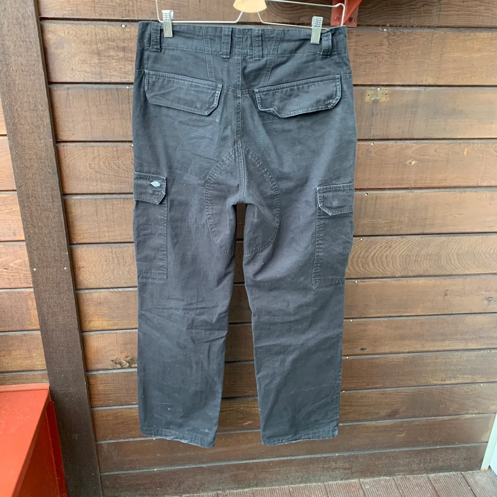 Ett par feta dickies cargo byxorna i bra skick modell är en och 180cm skriv vid frågor / köp bjuda i kommentarerna. Jeans & Byxor.