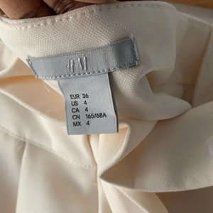 H&M byxor strl 36 - Beiga byxor från h&m, bredda i benen går att ta på sig på vardagar och festliga tillfällen.