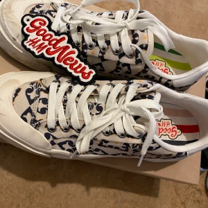 Hm skor  - Sneakers använda Max 3 gånger. Storlek 37. Sköna som bara den! Säljer pga för många sneakers. 