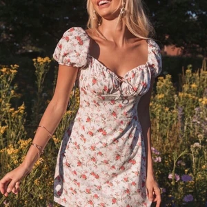 Sommarklänning🌸 - Säljer denna helt nya sommarklänning i stl S, men passar även XS. Säljer pga att den är för liten. Klänningen har dragkedja samt band framtill för knytning. Köparen står för frakten🌸