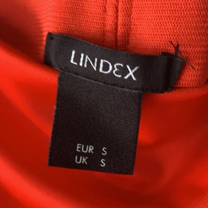 Lindex kjol strl s - Röd kjol passar till festival, eller ute ikväll på varm sommar.
