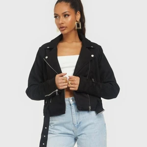 Zara mockajacka - Säljer nu min jätte fina mockajacka från Zara. Bilderna är dock på en identisk jacka ifrån Nelly men jackan är från Zara (kan skicka bild på jackan privat)  Använd ett fåtal gånger så nyskick. KÖPAREN står för frakten