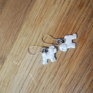Örhängen med hundar Bichon frisé  - Söta små örhängen med hundar på. Rasen är Bichon frisé. Jag har nämligen en sån hund i egen hög person =) 