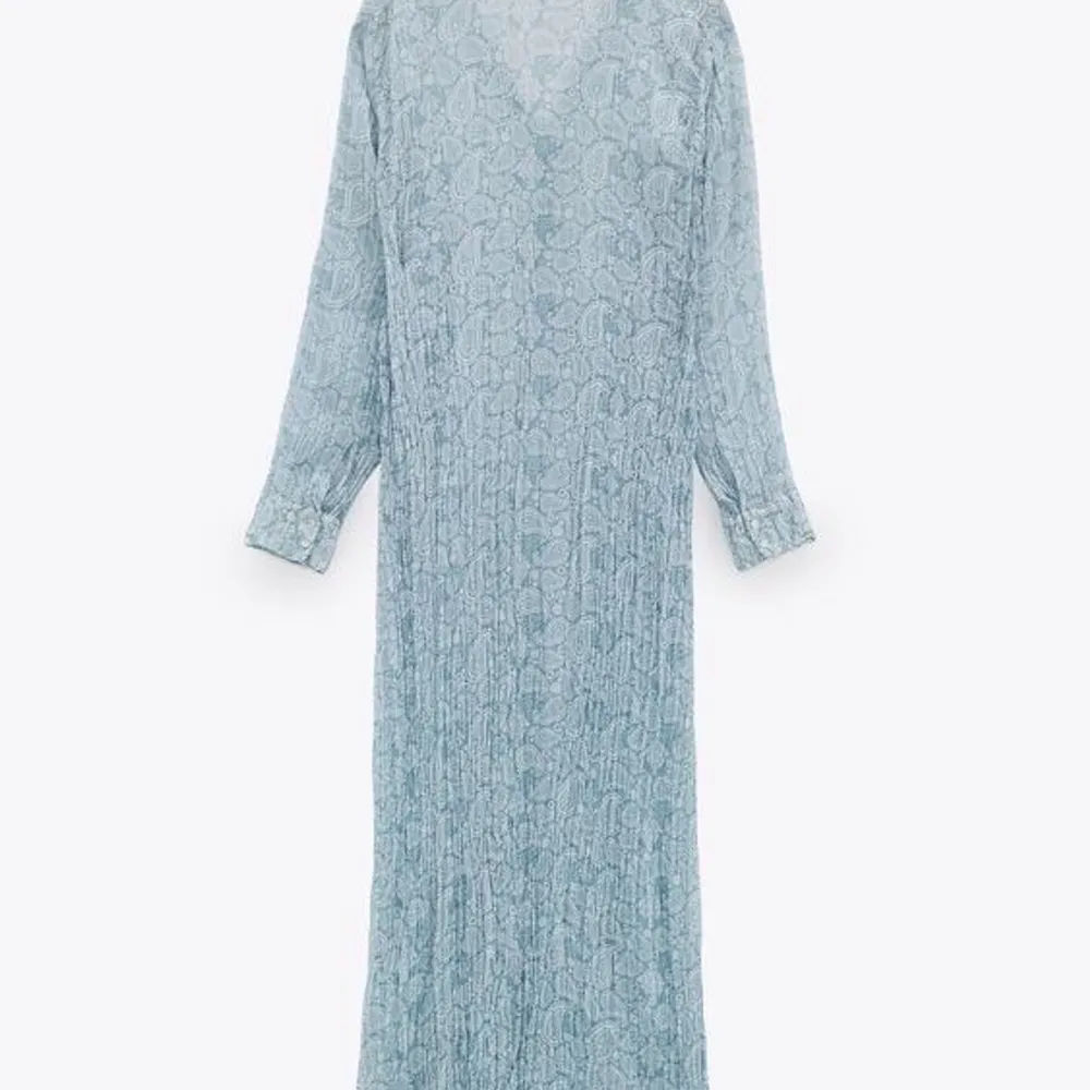 Hej, jag söker denna klänningen som är från zara för ett billigt pris. Spelar ingen roll vilken storlek . Klänningar.