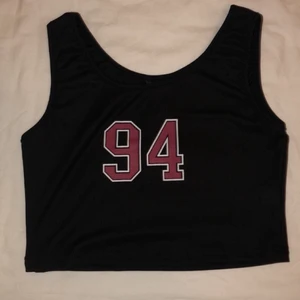 Ribbat linne - Ascoolt svart linne! Jätteskönt och ribbat material. Storlek M men skulle säga att det är en S. Säljer för 100 kr+ frakt!