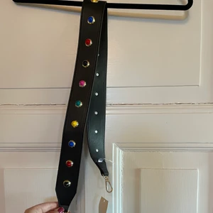 Coolt väskband - Super coolt band till väskan som tyvärr inte kommer till användning. Aldrig använt, lapp kvar. Frakt tillkommer 
