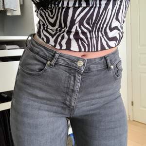 Säljer mina grå Zara jeans med split. Ordinarie pris: 359 kr. De sitter skitbra och är bra kvalite, men de är lite för långa för mig därav säljer jag dem. Köparen står för frakt. (Säljer även skorna på min profil) 🤎🪐