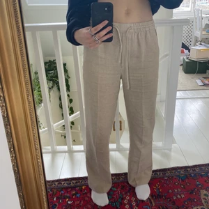 Linnebyxor - Säljer mina superfina linnebyxor! Dom är helt oanvända med prislappen kvar💖 har ett par andra jag använder mer därför säljer jag dessa! Så fina! Storlek M men passar S, jag på bilden är 175 men dom hade nog passat både kortare o längre personer