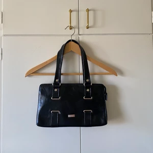 gullig axelväska  - köpt second hand! I gott skick 🦋