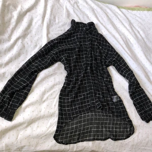 Blus - En jättefin blus från Lindex, storlek xs/s, lite lång i baksidan och kort i framsidan.