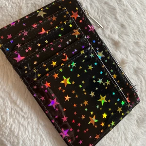 Plånbok  - Söt Plånbok med många kortfack och ett fack med dragkedja för kontanter osv. Aldrig använd💜 50kr inklusive frakt 