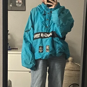 Blå vintage jacka  - Detta är en vintage jacka som jag ärvt av en vän, därav det låga priset. Köpare står för frakt <3 