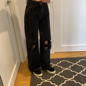 Bershka  - Trendiga 90-tals wideleg-jeans från bershka i storlek 32. Säljer pga att de är för stora och är därmed oanvända och i nyskick. 