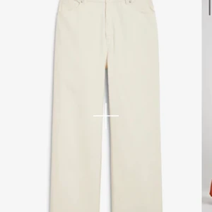 byxor  - säljer ett par vita och ett par svarta manchesterbyxor från monki som jag använt fåtal gånger !! säljer båda för 200kr !!! kom privat för flera bilder med byxan på✨✨✨ är i storlek 40 men är små i storleken och passar mig som har 38💕💕💕💕 nypris är 350kr/st