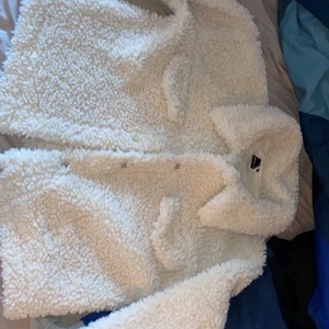 Teddyjacka - Em vit teddy jacka som knappt använts och är i nyskick. 150kr + 96kr frakt 