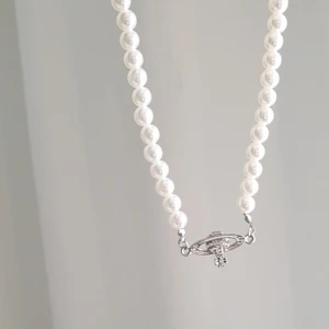 Vivienne westwood - Ett fake Vivienne pärlhalsband. Knappt använd. Fint skick. Vet inte riktigt frakt priset men ska ta reda på det när någon är intresserad. Tror inte den kostar 66kr