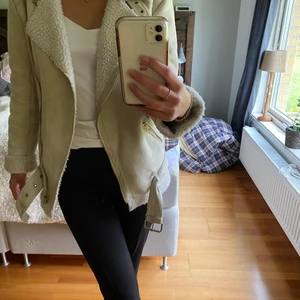 Faux jacka - En mysig jacka från BikBok! Storlek XS men den är ganska oversized. Jag har använt jackan till svarta jeans vilket har resulterarat till att det har färgat av sig lite i nedre delen av jackan. Men det är inget som syns när man har på sig jackan. Hål i fickan.