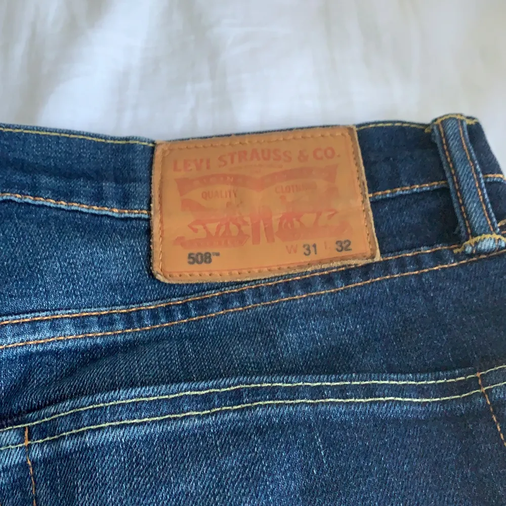 Säljer mina väldigt sparsamt använda Levis jeans modell 508 i storlek 31x32 . Jeans & Byxor.