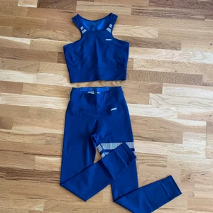 Träningsset från Stronger - Blått träningsset från Stronger. Använt ett fåtal gånger och är i bra skick. Tightsen är i strl XS och toppen i S men skulle säga att den passar både mindre och större då dem är väldigt  stretchiga. Kan köpas tillsammans för 250+frakt