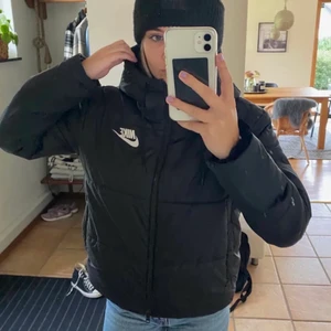 Nike Puffer Jacket - Säljer denna Nike Puffer Jacket i storleken M, nypris 1099kr säljer för 500, köpt på stadium. Passar mig som oftast bär S, kontakta mig vid intresse!💕 finns två små hål men inget man lägger märke till