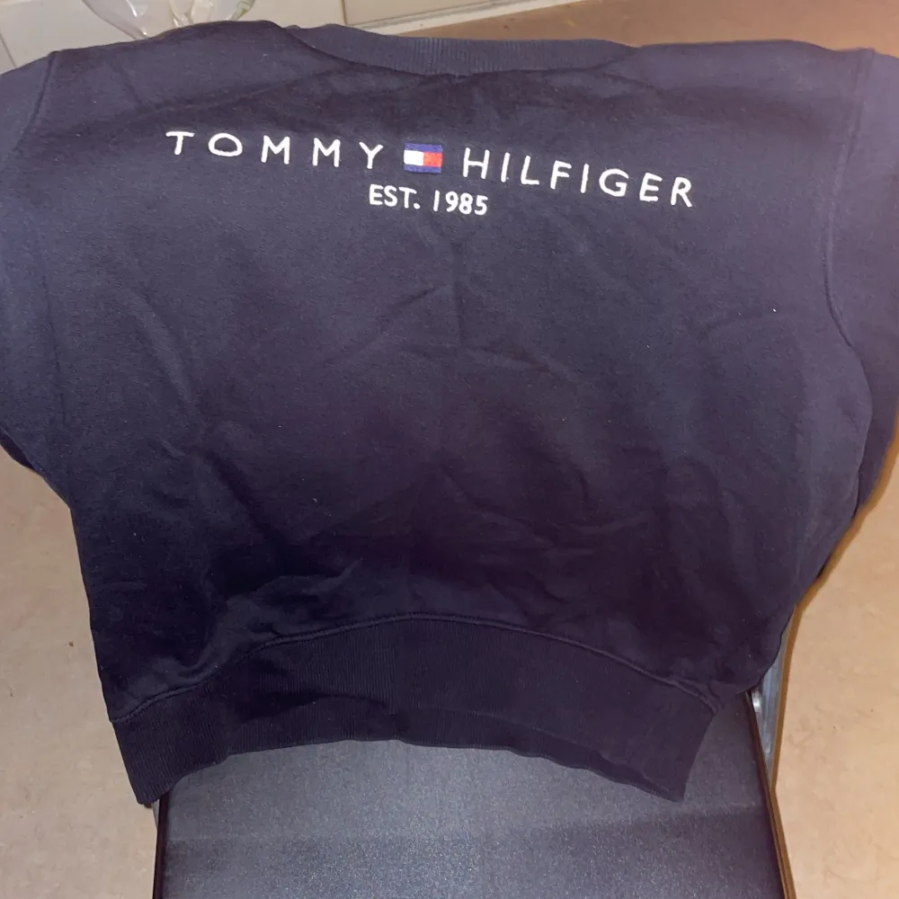 Säljer ni. Tommy hilfiger tröja eftersom jag passar inte i den längre och vill bli av med den. Kan bytas. Tröjor & Koftor.