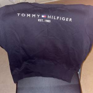 Säljer ni. Tommy hilfiger tröja eftersom jag passar inte i den längre och vill bli av med den. Kan bytas