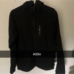 Sail racing  - Rensning i garderoben! Den är väldigt väldigt fräsch. Som ny typ. De är storlek S men hade kunnat passa M. För mer info är de bara att skriva