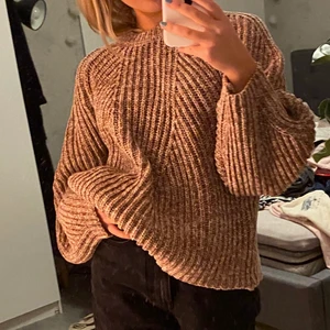 Stickad fin tröja - Aldrig andvänd! Från WERA. Storlek S men skulle säga att de passa M också då den är ganska stor i storleken. Köpt för 699 men säljer mycket billigare om inte fler är intresserade! Tjockt material och den är ganska tung. Super fin nu till hösten. Går igenom min garderob och den har aldrig andvända den så tänkte att någon annan skulle kunna ha den då😇 