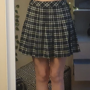 Blå Rutig Kjol  - Jag säljer denna fina kjol från HM för att jag inte längre använder den. Den är lite stor i midjan på mig och jag brukar ha XS-S. Kjolen är högmidjad och är ungefär till mitten av låren. Köparen betalar för frakten.