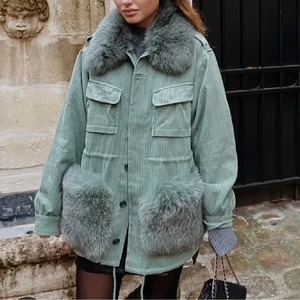 Custommade jacka - Säljer denna populära och helt slutsålda jacka från custommade. Den är i jättebra skick då den är varsamt använd. Kvittto finns. Säljer endast vid bra bud❤️ Jackan görs endast i två storlekar, s/m och L/XL. 