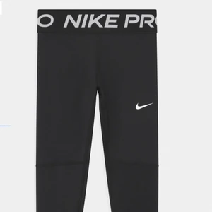 Nike pro thighs  - Säljer nu dessa nästan helt oanvända tränings thights, endast använda en gång å är i super skick. Säljer pågrund av att de tyvärr inte kommit till användning. Säljer för 100kr +45 i frakt 