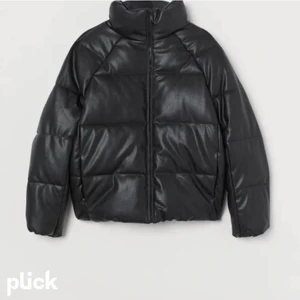 Jacka, lädermaterial - Hej! Säljer denna superfina jacka i läder material typ från h&m. Sitter oversized på mig som är en M vanligtvis. Råkat klippa bort storlekslappen men endast använd 5 gånger ungefär❤️ hör av er