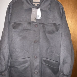 Helt Ny! Skjortjacka i ullmix 46/L - Helt Ny! Skjortjacka i ullmix från HM Storlek 46/L Ny pris 1500/850 Mitt pris 600❣️