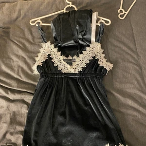 Pyjamas - Jättegulligt pyjamasett köpt ifrån Dennis maglic, superskönt material, det ingår ett linne, byxor och en kofta, köptes för ca 700kr