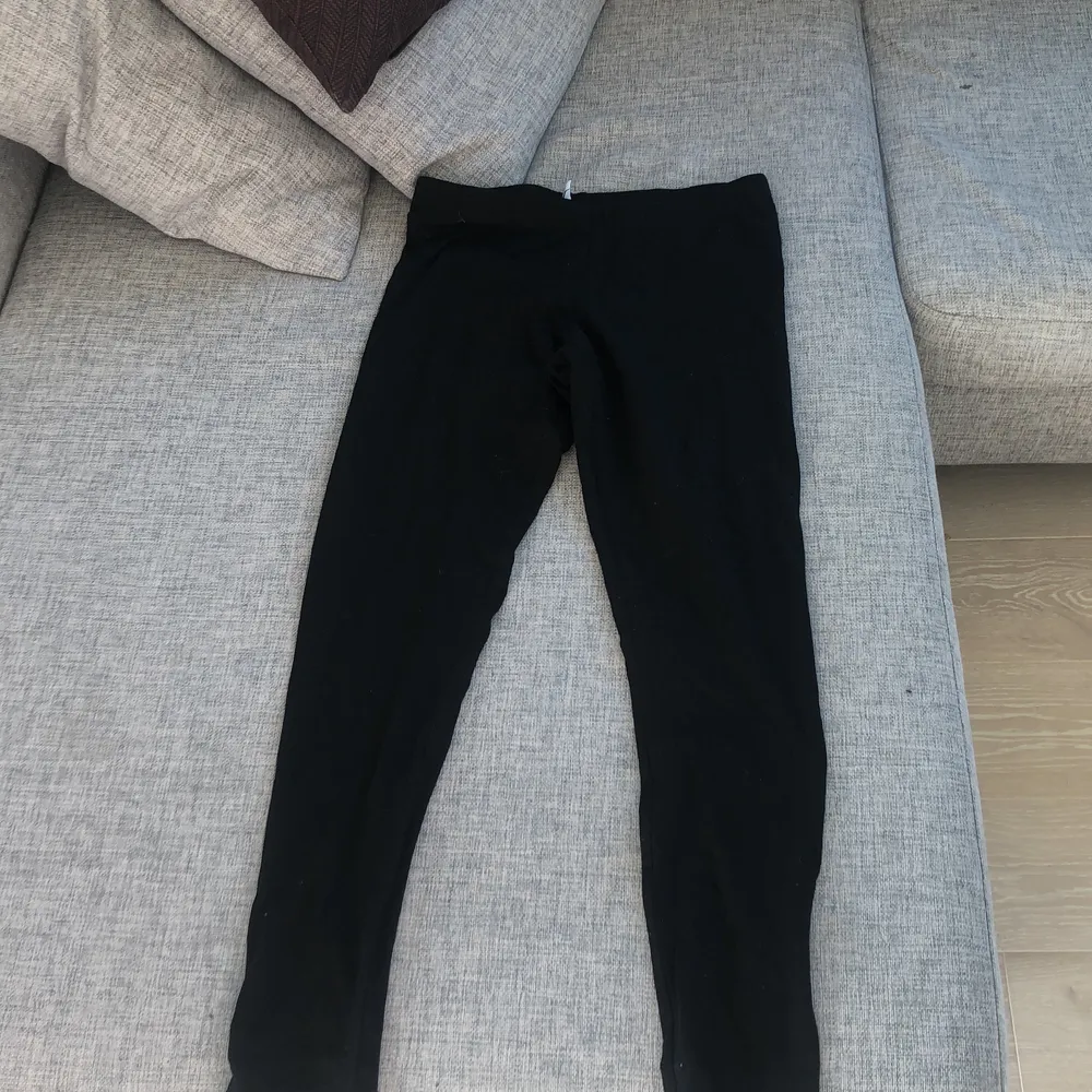 Ett par fina svarta tights i storlek M. Köpta på HM får ungefär 1 år sen. Sällan använda. Säljer då dem inte passar mig.. Jeans & Byxor.