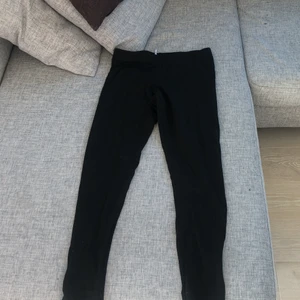 Tajts från Hm - Ett par fina svarta tights i storlek M. Köpta på HM får ungefär 1 år sen. Sällan använda. Säljer då dem inte passar mig.