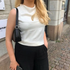 Linne/topp - Hejsan! Säljer min älskade topp från H&M. Den är i ett exklusivt siden/blus material och är lite pösigare upp mot halsen med en högre hals. Superfin och passar till allt. Kontakta mig vid intresse eller diskutera pris.😚🥰