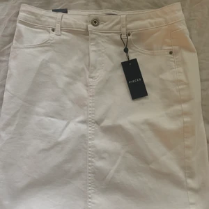 Jeanskjol - Superfin jeanskjol från Pieces. Aldrig använd med lapp kvar. Väldigt töjbar och stretchiga.