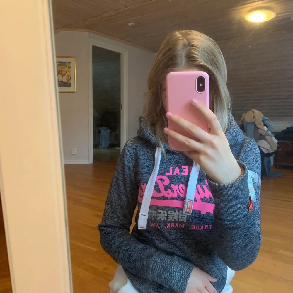 Cool hoodie från superdry i storlek XS. Knappt använd och i superbra skick. Köparen står för frakten💕. Hoodies.