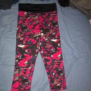 Tränings byxor - Korta tränings byxor, jätte fina. Dom går till under knänen. Pris kan diskuteras 