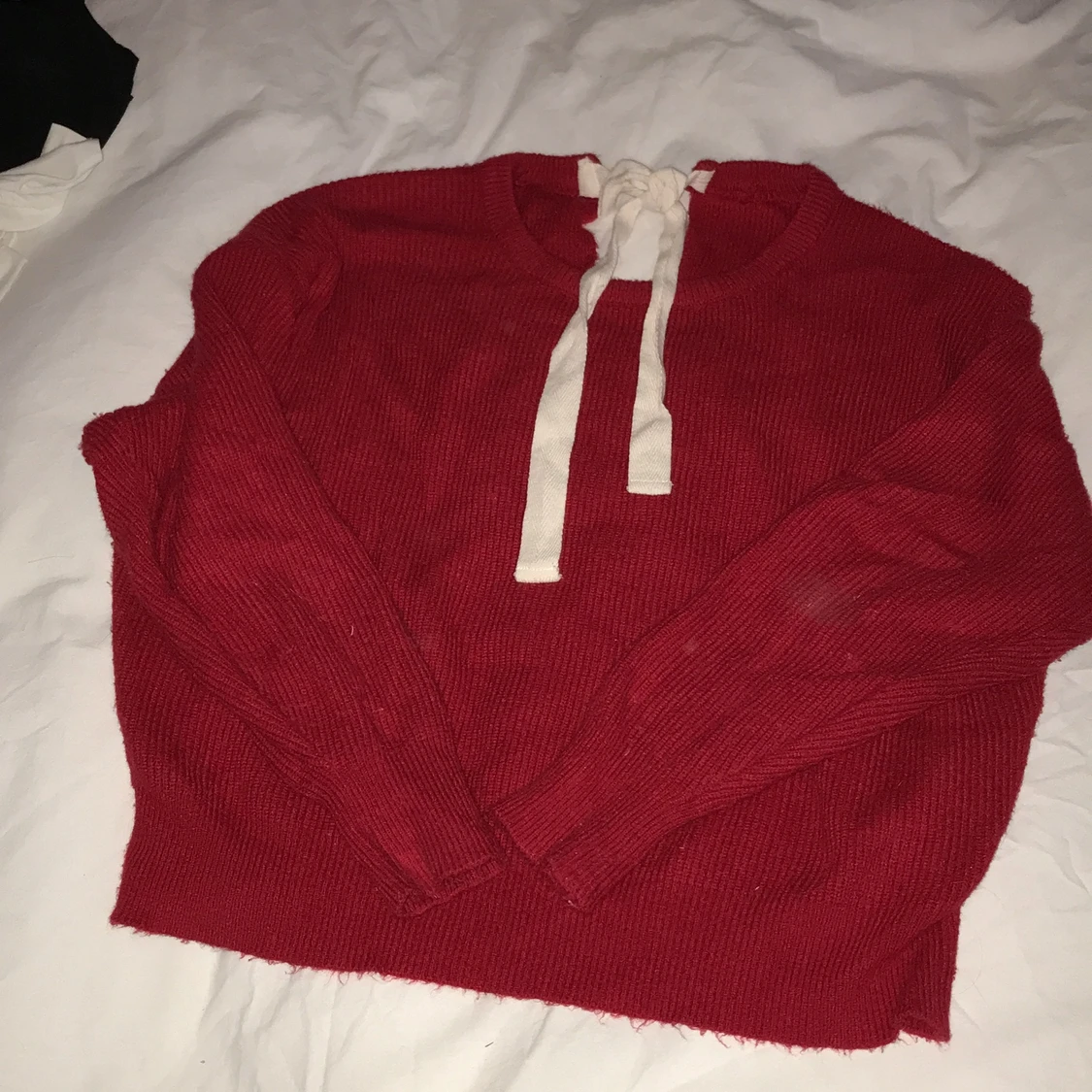 Röd tröja från Zara med vit knut