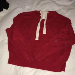 Röd tröja från Zara med vit knut - Någorlunda nopprig i ärmarna annars perfekt, väldigt stor och bekväm