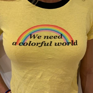 Skön T-shirt med tryck - Min älsklings tröja!💛⭐️ men behövde rensa ut den tyvärr, den är i bra skick och sitter super bra!