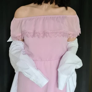 Klänning strl XS/S - Denna elegant söta klänning från H&M storlek XS/S. Kan bäras som off shoulder 😉 Det var den gräddlila färgen och de söta axlarna som lockade till köpet! 💕 Mycket nöjd med den och hade behållt den om jag fortfarande kunnat ha den... Den är flitigt använd men är jämförelsevis i bra skick. Tveka inte att ställa frågor och leveransdetaljer hittar ni i profilen 🤗 