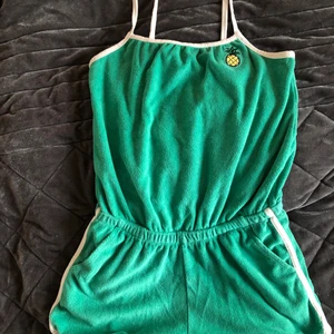 Byxdress - Byxdress, strl 140. Köpt för ungefär 1 år sedan, men har växt ur. Använd några få gånger. Barn storlek.